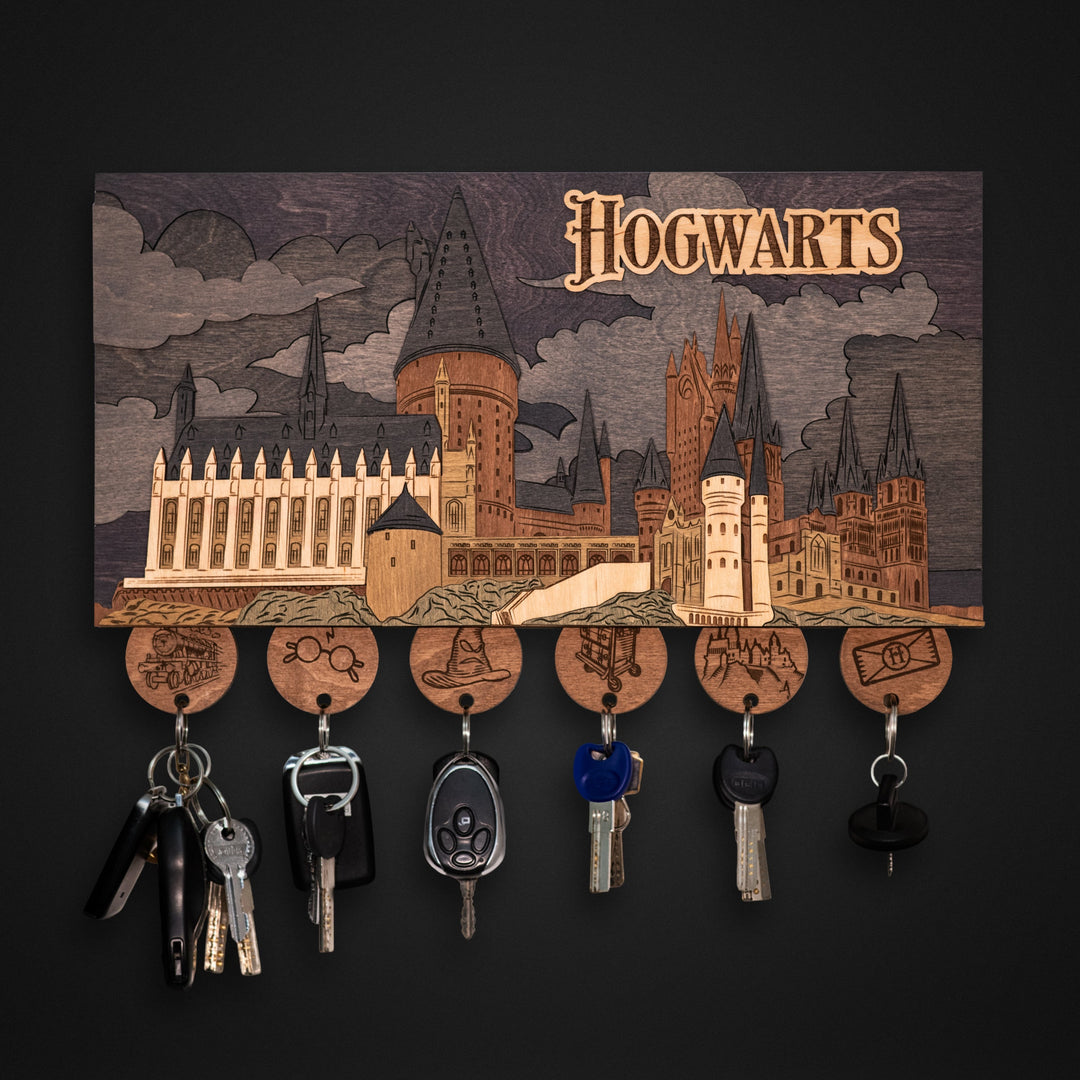 Highly detailed design of an keychain holder : depicts iconic locations from your favorite Harry Potter adventures.