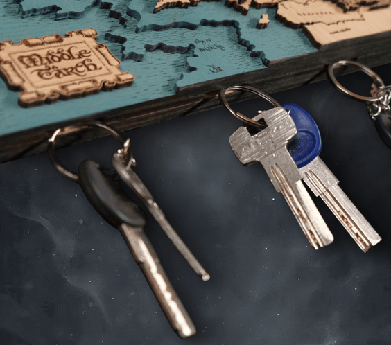 MIDDLE EARTH™ 3D WOOD KEY HOLDER WITH KEYCHAINS - ZeWood